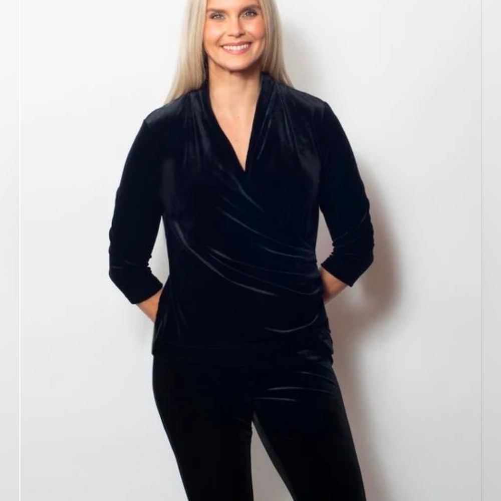 Snoskins Women's Small Plush Faux Velvet Surplice Wrap Top Black